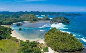 Pantai Teluk Asmara yang eksotis mirip dengan Raja Ampat,Papua Barat