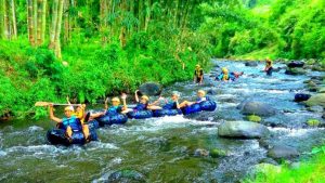 Wisatawan menikmati wahana Tubing Coban Pelangi
